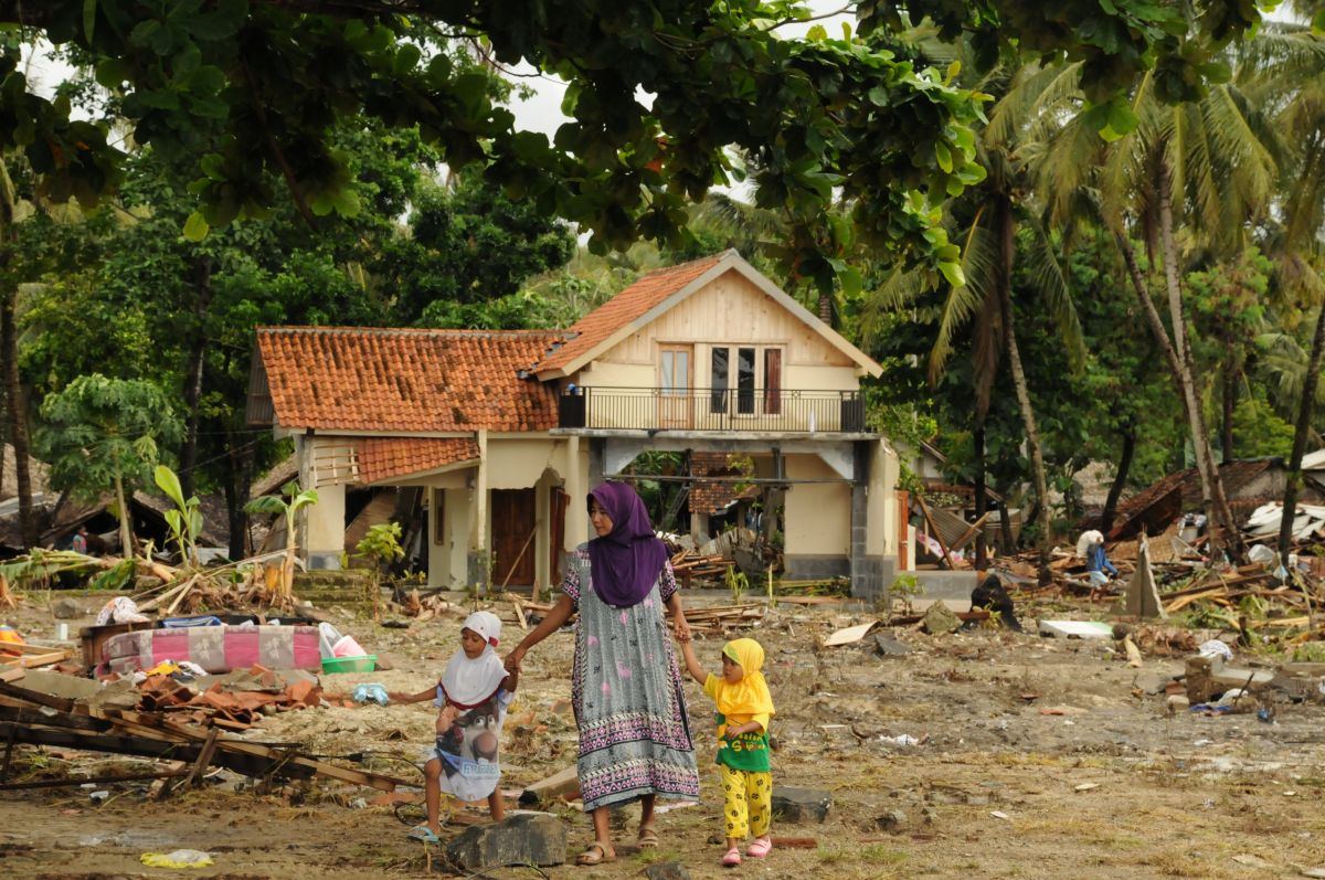 Women with children tsunami