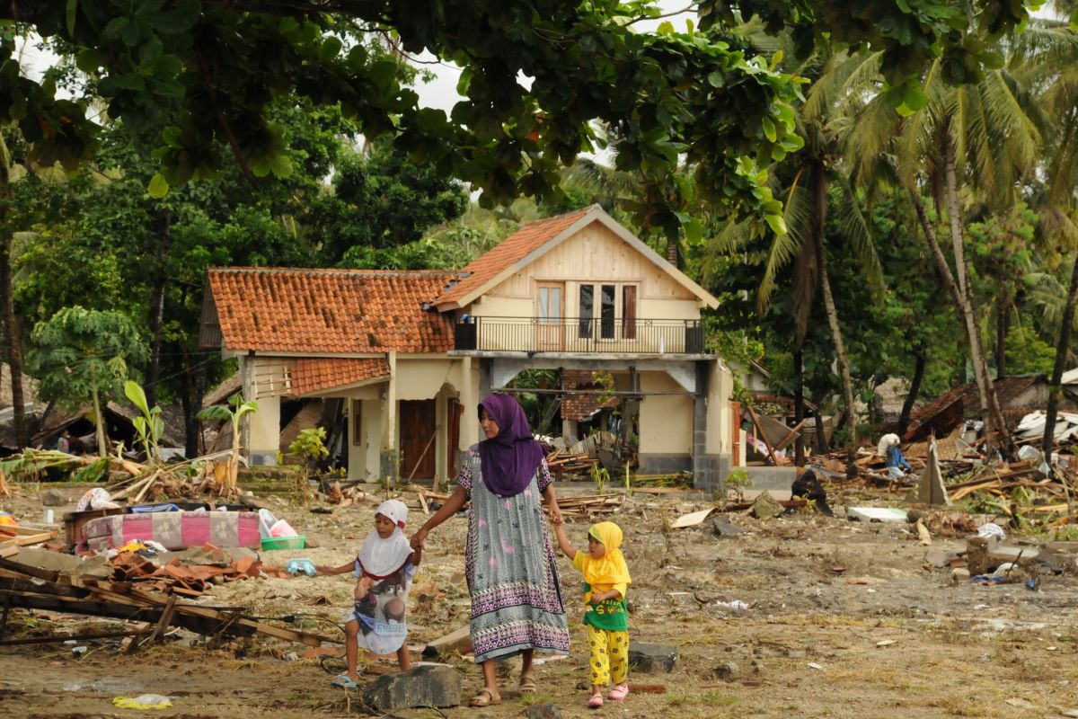 Women with children tsunami