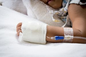 Child arm cannula with cuddly toy